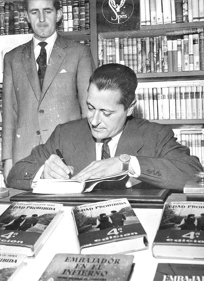 Torcuato Luca de Tena firma un ejemplar en la feria de 1980. 
