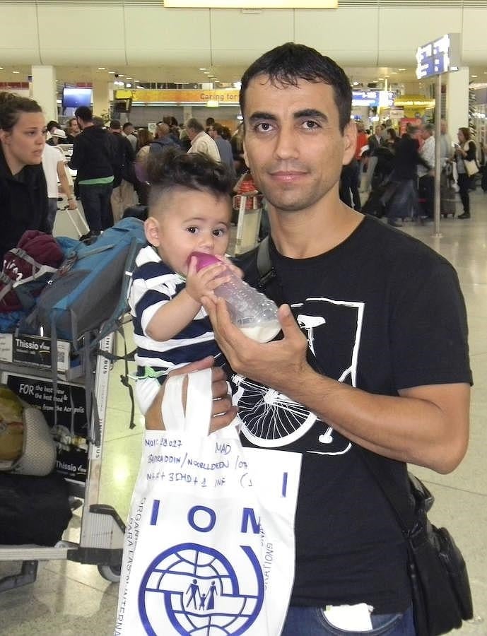 En imágenes: los primeros 20 refugiados procedentes de Grecia y de origen sirio e iraquí parten hacia España