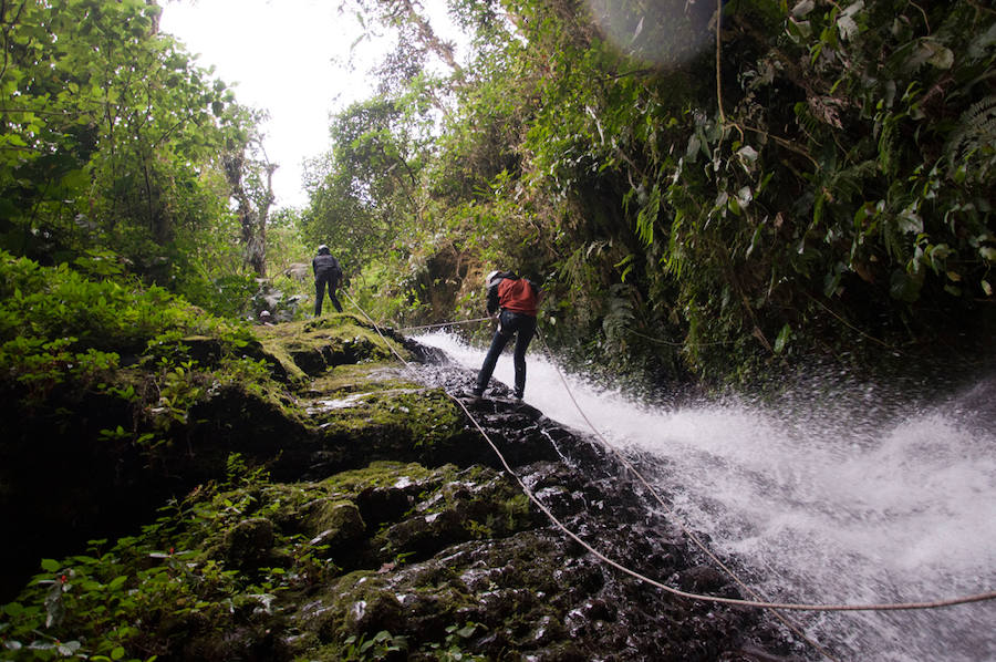 Aventura en las alturas. A una hora de viaje, en los alrededores de Quito, podrás disfrutar de actividades localizadas en los páramos de los Andes: aguas termales, caminatas, andinismo, agroturismo y cabalgatas en haciendas y mucho más. Si lo tuyo es la bicicleta, aventúrate por los varios senderos de montaña y descubre las joyas naturales de los alrededores en las rutas de Chaquiñán, Lloa-Palmira y muchas más.