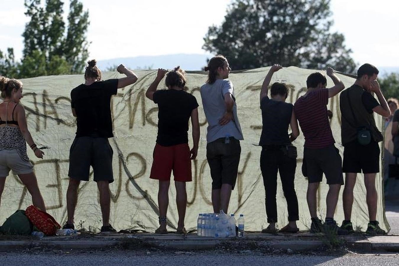 Varias personas con una pancarta en la que se lee 'Dónde están vuestros Derechos Humanos' participan en una manifestación en solidaridad con los refugiados de Idomeni,. 