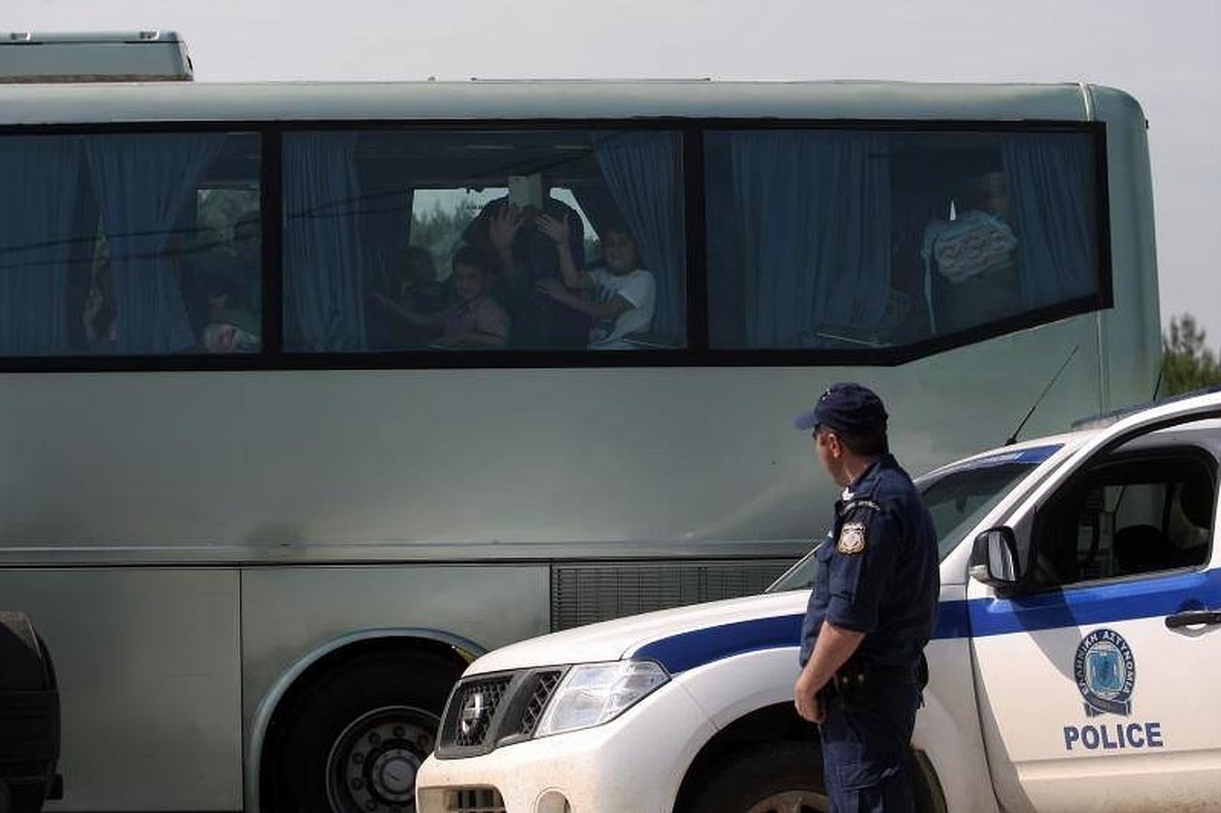 Un grupo de refugiados mira desde la ventana de un autobús, mientras abandona la frontera entre Grecia y Macedonia, cerca de la localidad de Idomeni. 