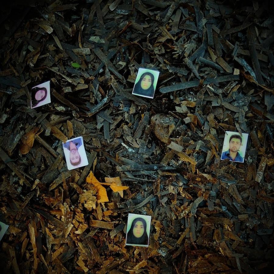 Dos retratos encontrados en una playa de Skala Sikamineas.. 