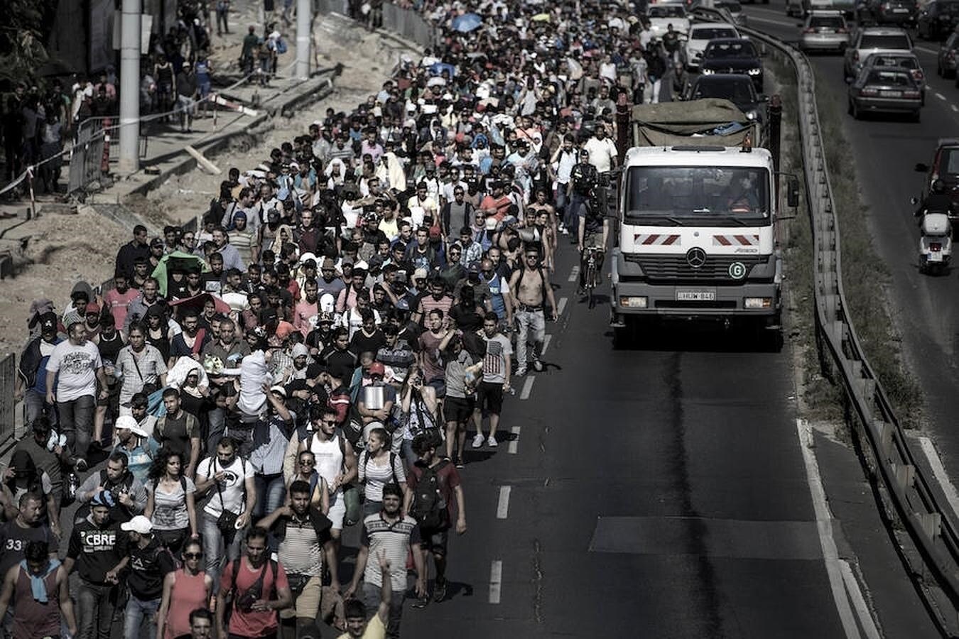 Tras varios días atrapados en la estación de Keleti, miles de personas emprendieron el camino a pie hacia Alemania, mientras el gobierno húngaro se negaba a reanudar el tráfico ferroviario hacia el centro de Europa, a pesar de que Merkel se ofrecía a acoger a los refugiados en su territorio.