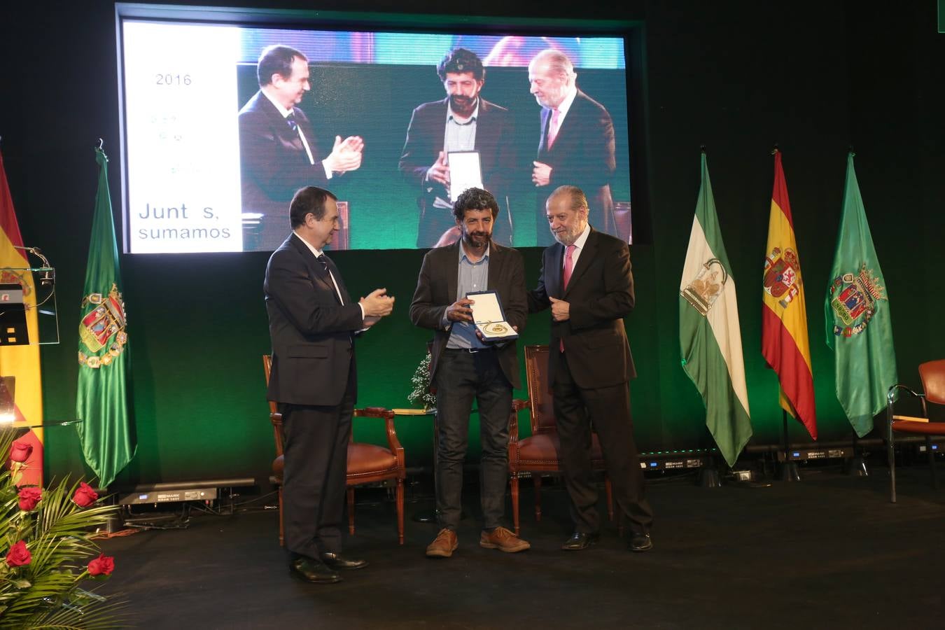 El acto de entrega de medallas de la provincia de Sevilla estuvo presidido por el presidente de la Federación Española de Municipios y Provincias (FEMP) y alcalde de Vigo, Abel Caballero