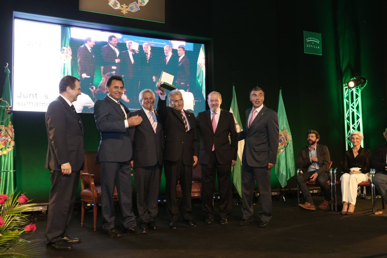 El acto de entrega de medallas de la provincia de Sevilla estuvo presidido por el presidente de la Federación Española de Municipios y Provincias (FEMP) y alcalde de Vigo, Abel Caballero