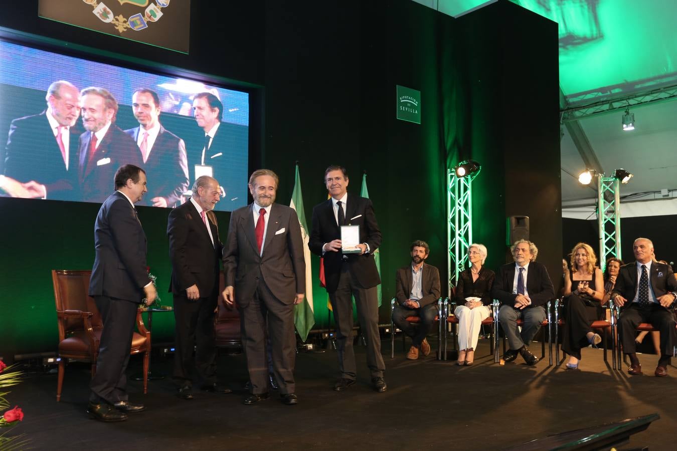 El acto de entrega de medallas de la provincia de Sevilla estuvo presidido por el presidente de la Federación Española de Municipios y Provincias (FEMP) y alcalde de Vigo, Abel Caballero