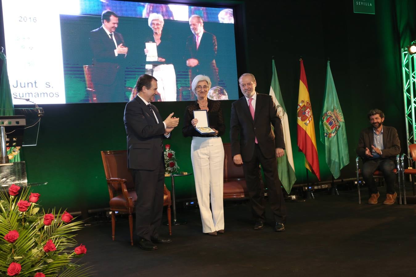 El acto de entrega de medallas de la provincia de Sevilla estuvo presidido por el presidente de la Federación Española de Municipios y Provincias (FEMP) y alcalde de Vigo, Abel Caballero