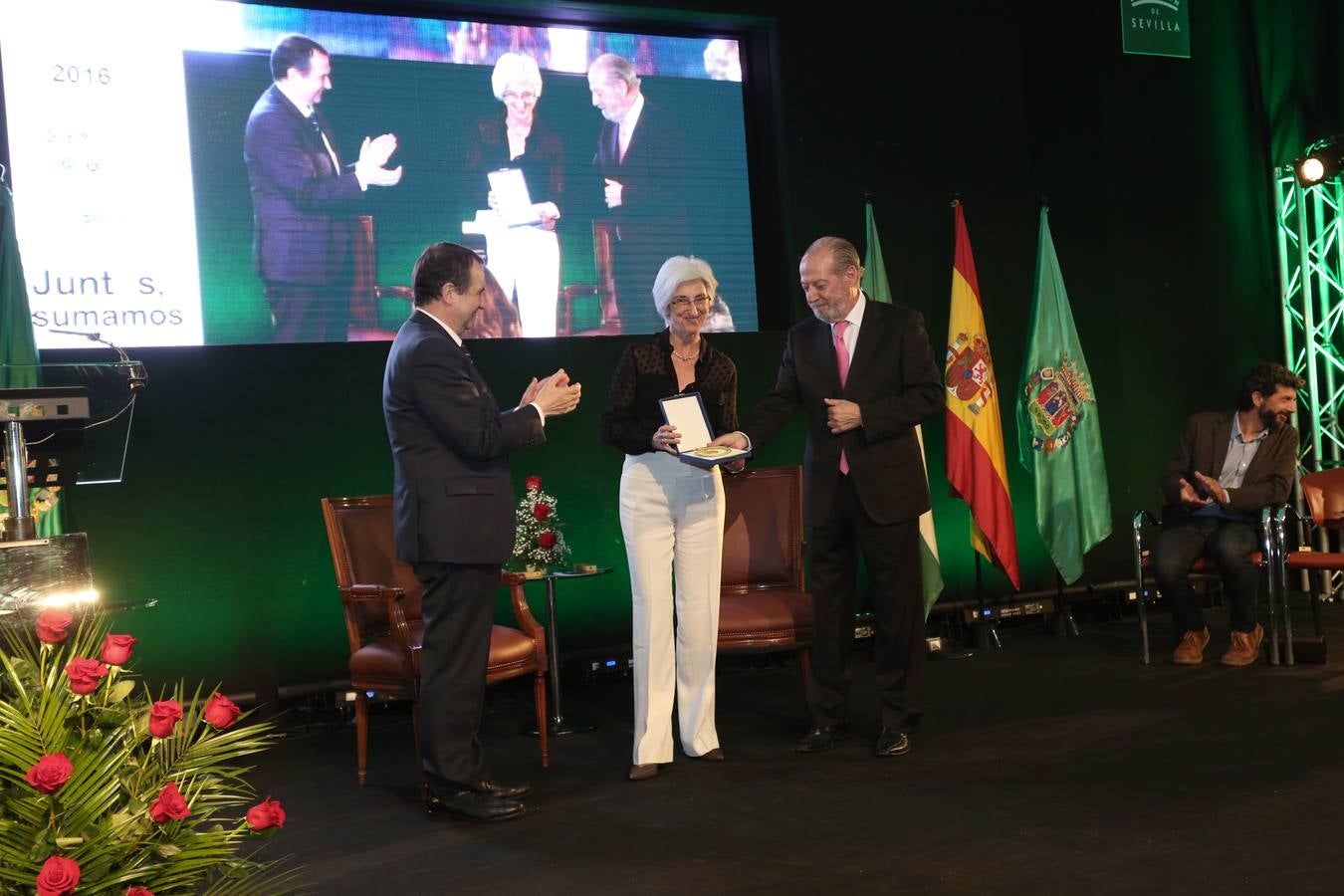 El acto de entrega de medallas de la provincia de Sevilla estuvo presidido por el presidente de la Federación Española de Municipios y Provincias (FEMP) y alcalde de Vigo, Abel Caballero