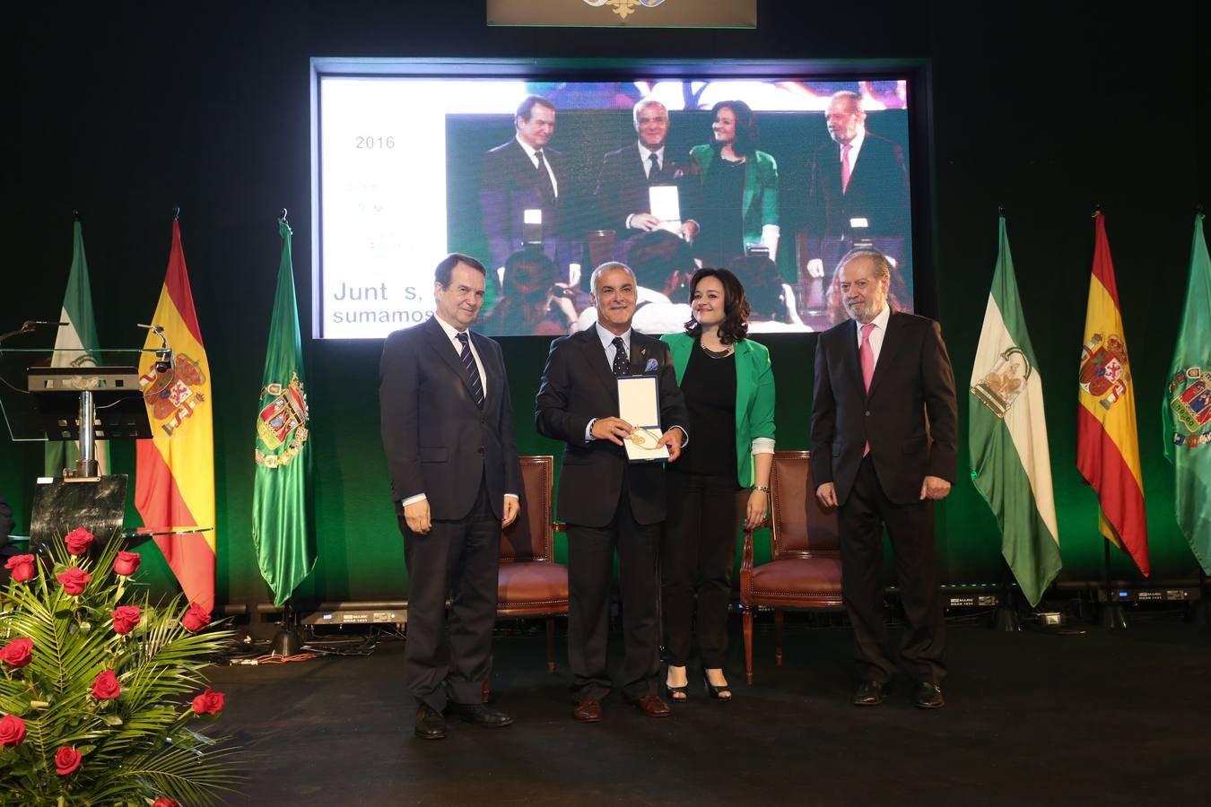 El acto de entrega de medallas de la provincia de Sevilla estuvo presidido por el presidente de la Federación Española de Municipios y Provincias (FEMP) y alcalde de Vigo, Abel Caballero