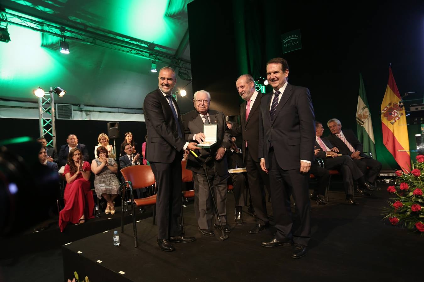 El acto de entrega de medallas de la provincia de Sevilla estuvo presidido por el presidente de la Federación Española de Municipios y Provincias (FEMP) y alcalde de Vigo, Abel Caballero