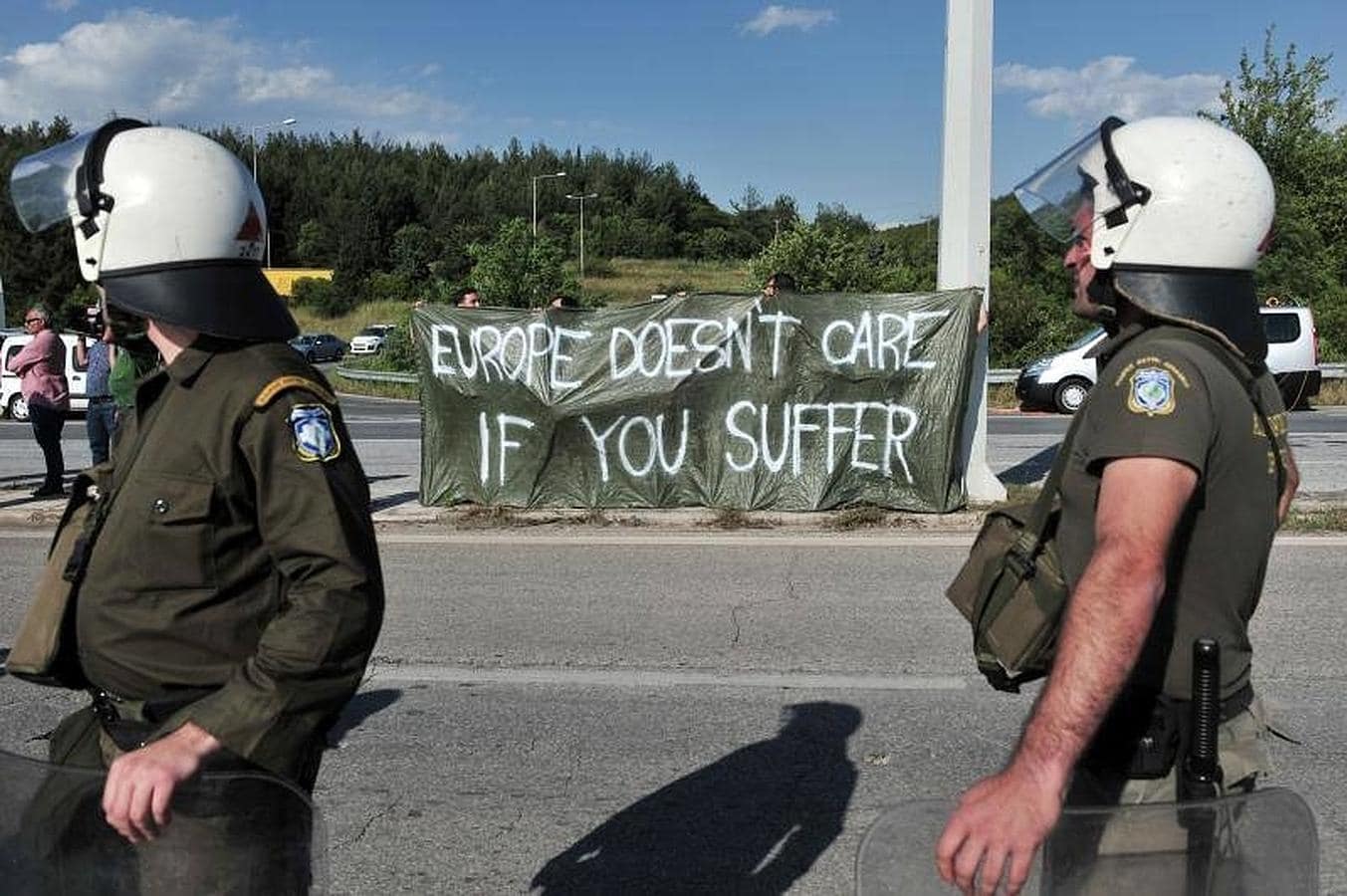 En la imagen una pancarta con el texto: «A Europa no le importa si usted sufre»