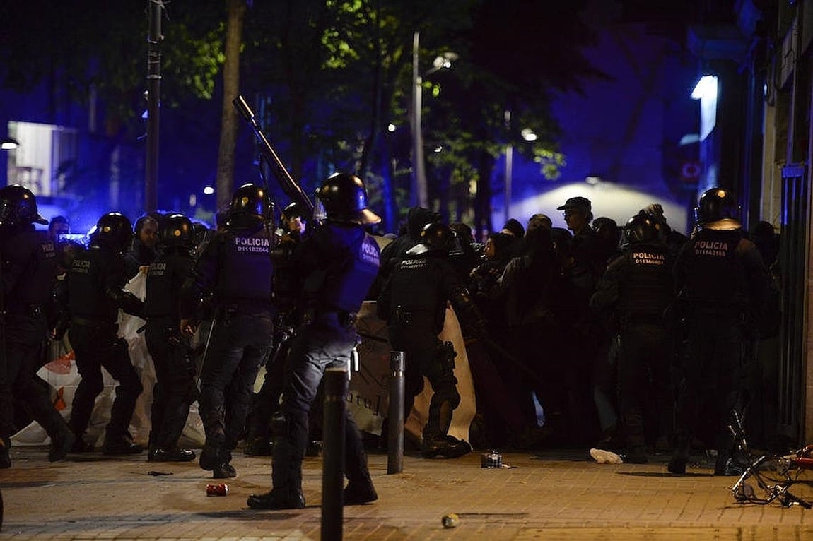 Estos incidentes, de menor intensidad que los de ayer, han comenzado poco después de que las puertas del "banco expropiado" que fueron tapiadas ayer con planchas metálicas tras su desalojo hayan logrado ser reabiertas por manifestantes, lo que ha generado la intervención de los Mossos d'Esquadra. 
