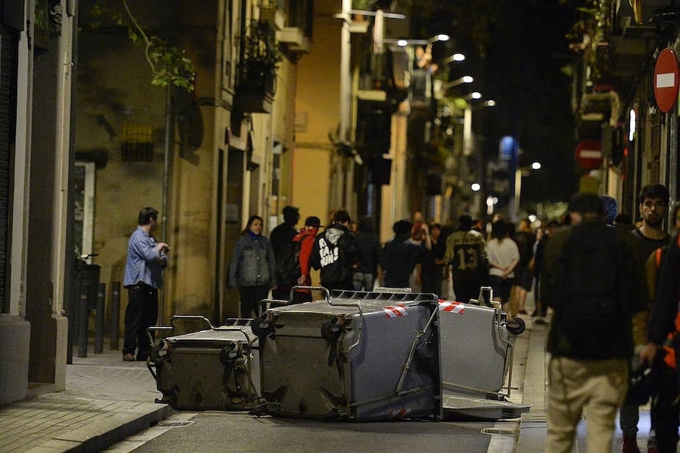 Poco después, los Mossos d'Esquadra han hecho acto de presencia en el lugar, lo que ha generado los primeros enfrentamientos con los manifestantes, que han volcado contenedores y han lanzado objetos contra las fuerzas antidisturbios, que han realizado cargas. 