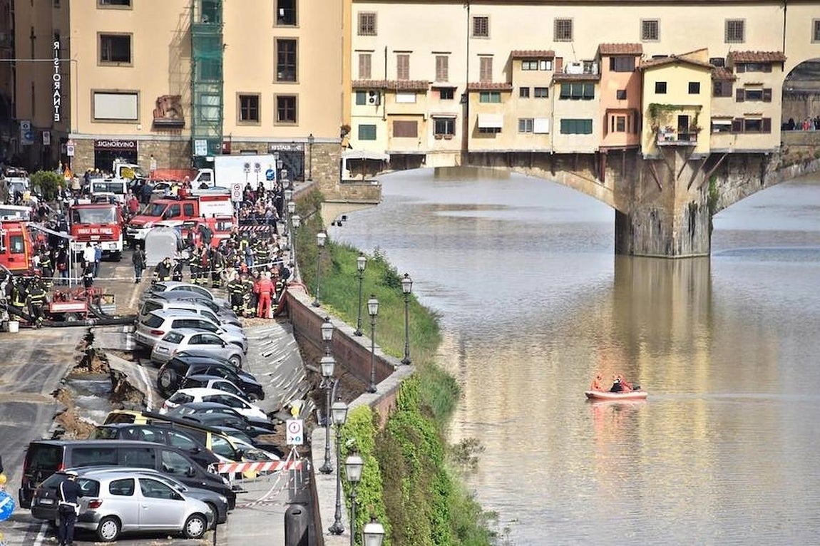 Imágenes del derrumbe del pavimento en el puente sobre el río Arno en Florencia. 