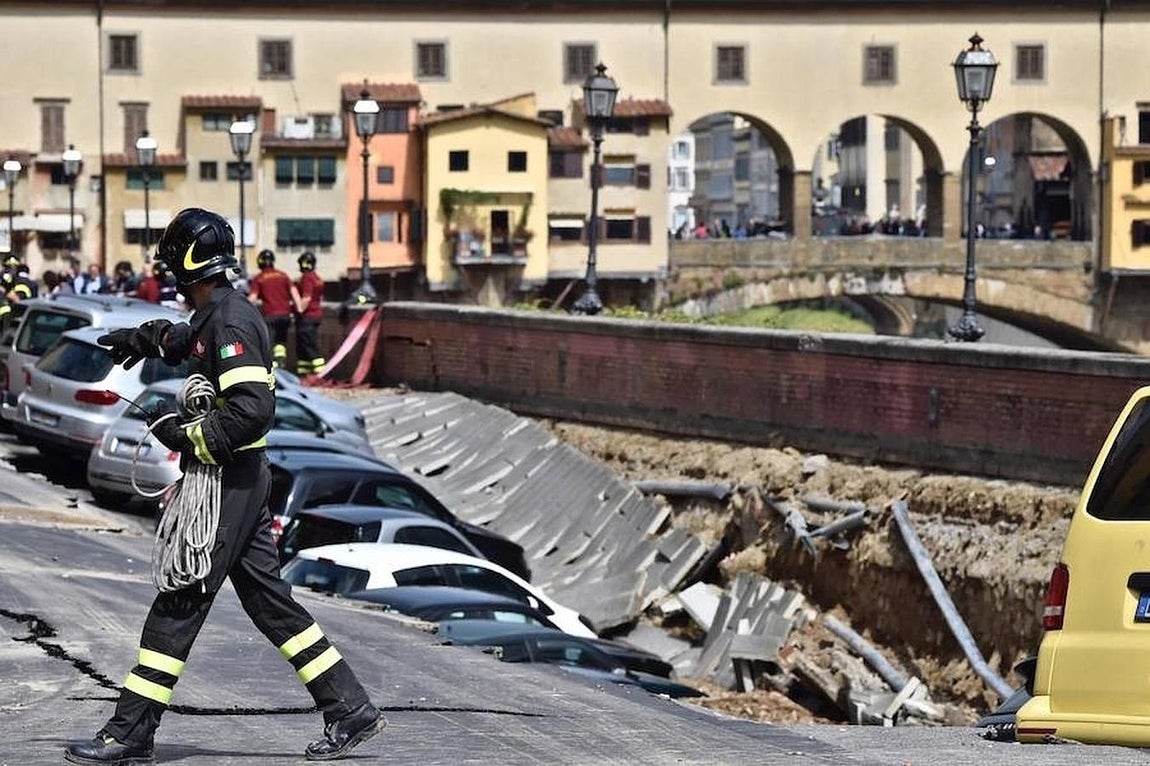Imágenes del derrumbe del pavimento en el puente sobre el río Arno en Florencia. 