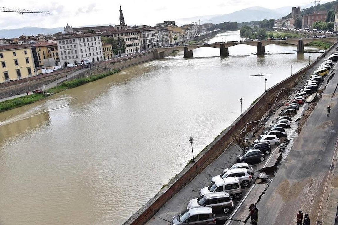 Imágenes del derrumbe del pavimento en el puente sobre el río Arno en Florencia. 