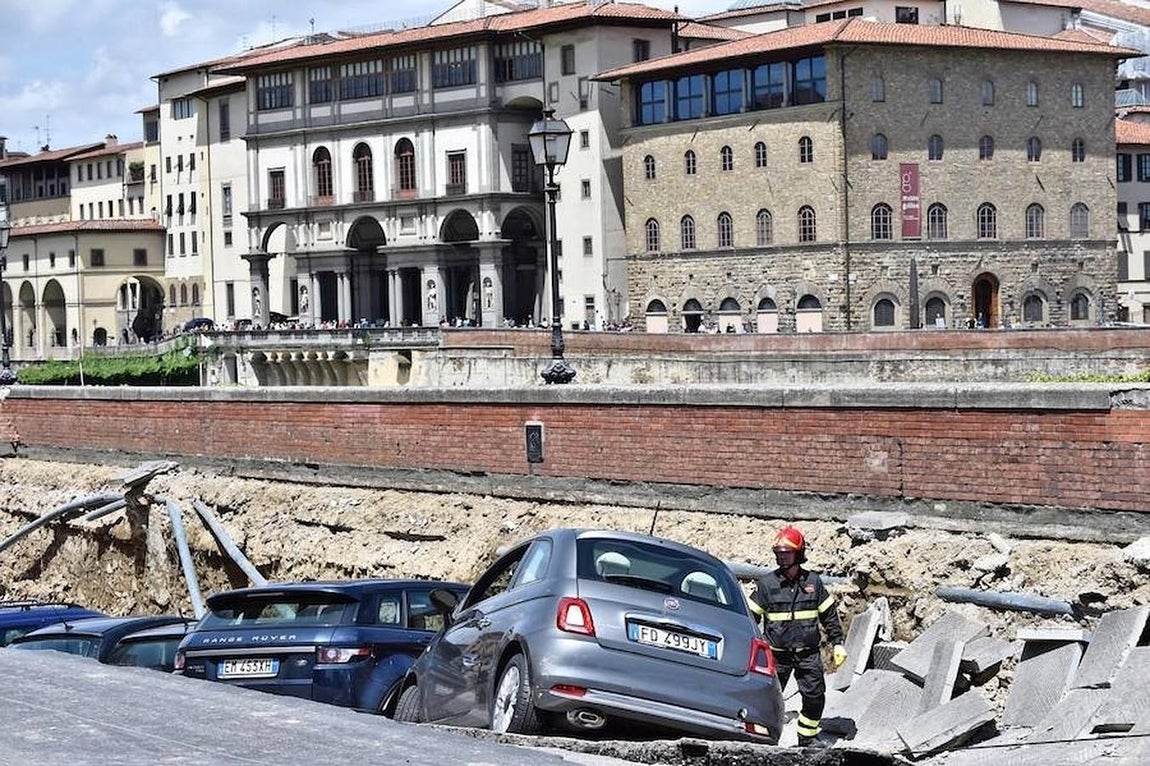 Imágenes del derrumbe del pavimento en el puente sobre el río Arno en Florencia. 