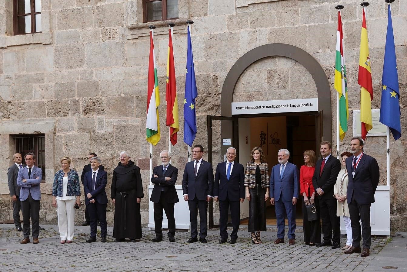 Doña Letizia junto a diversas autoridades posan a su llegada a la inauguración del XI Seminario «El lenguaje del humor en el periodismo en español». 