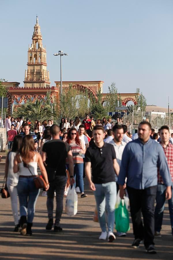 En imágenes, el macrobotellón de los más jóvenes en El Arenal