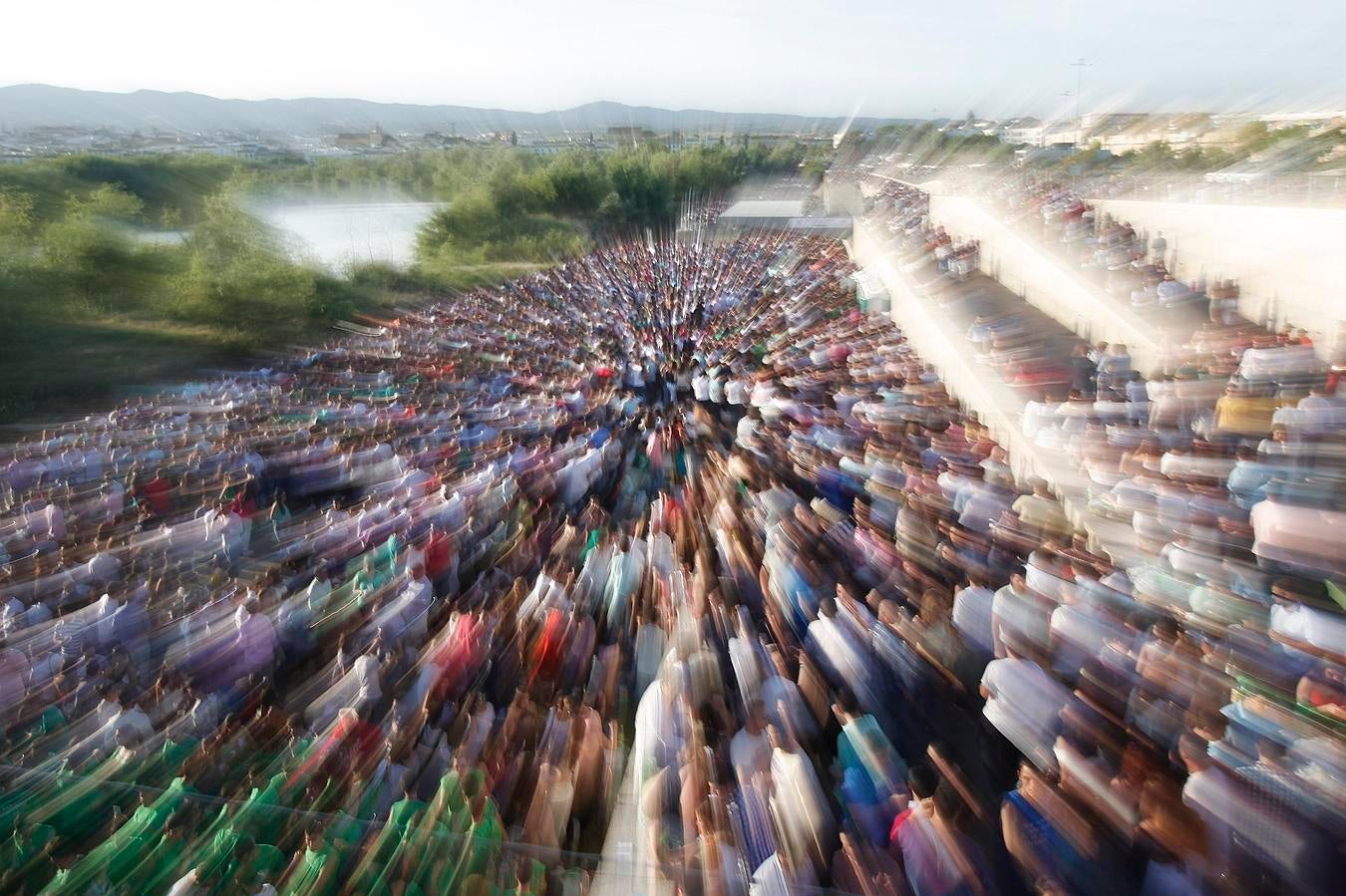 En imágenes, el macrobotellón de los más jóvenes en El Arenal