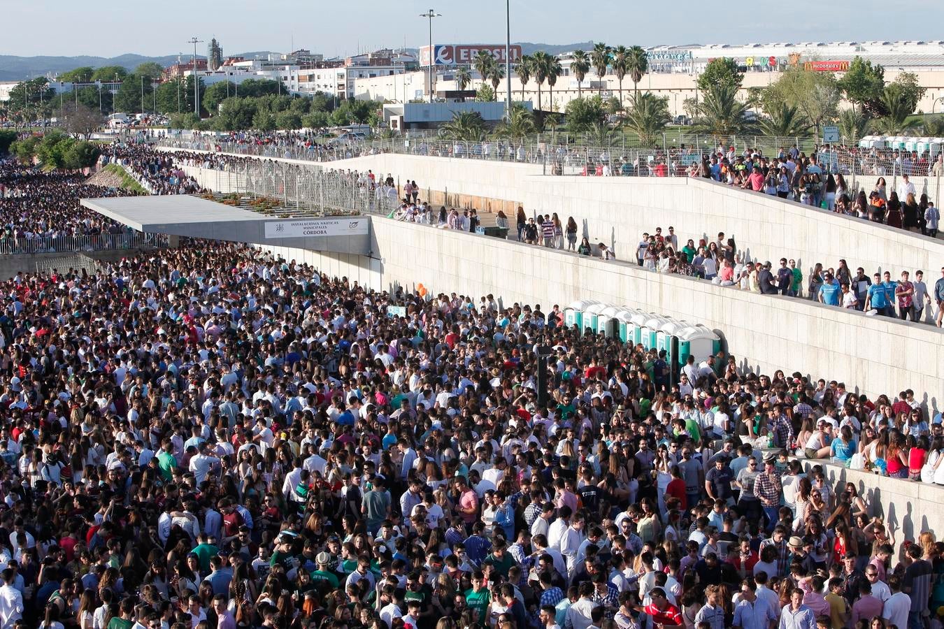 En imágenes, el macrobotellón de los más jóvenes en El Arenal