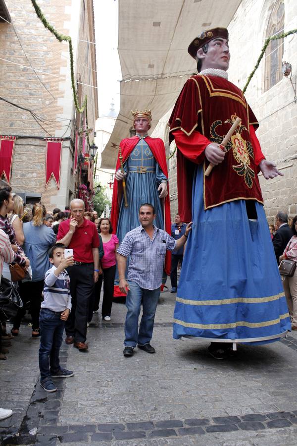 La tarasca y los gigantones anuncian el Corpus de Toledo