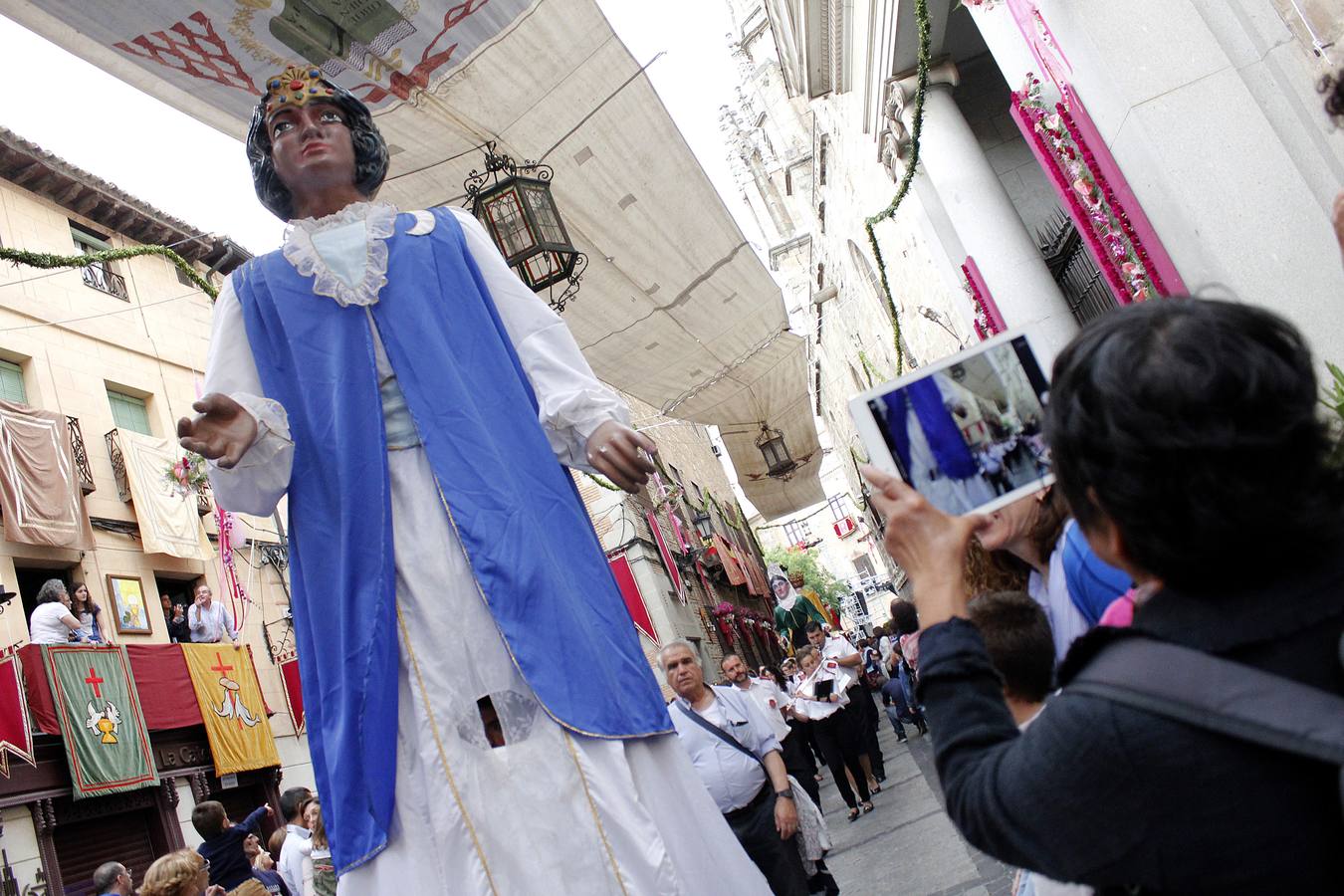 La tarasca y los gigantones anuncian el Corpus de Toledo