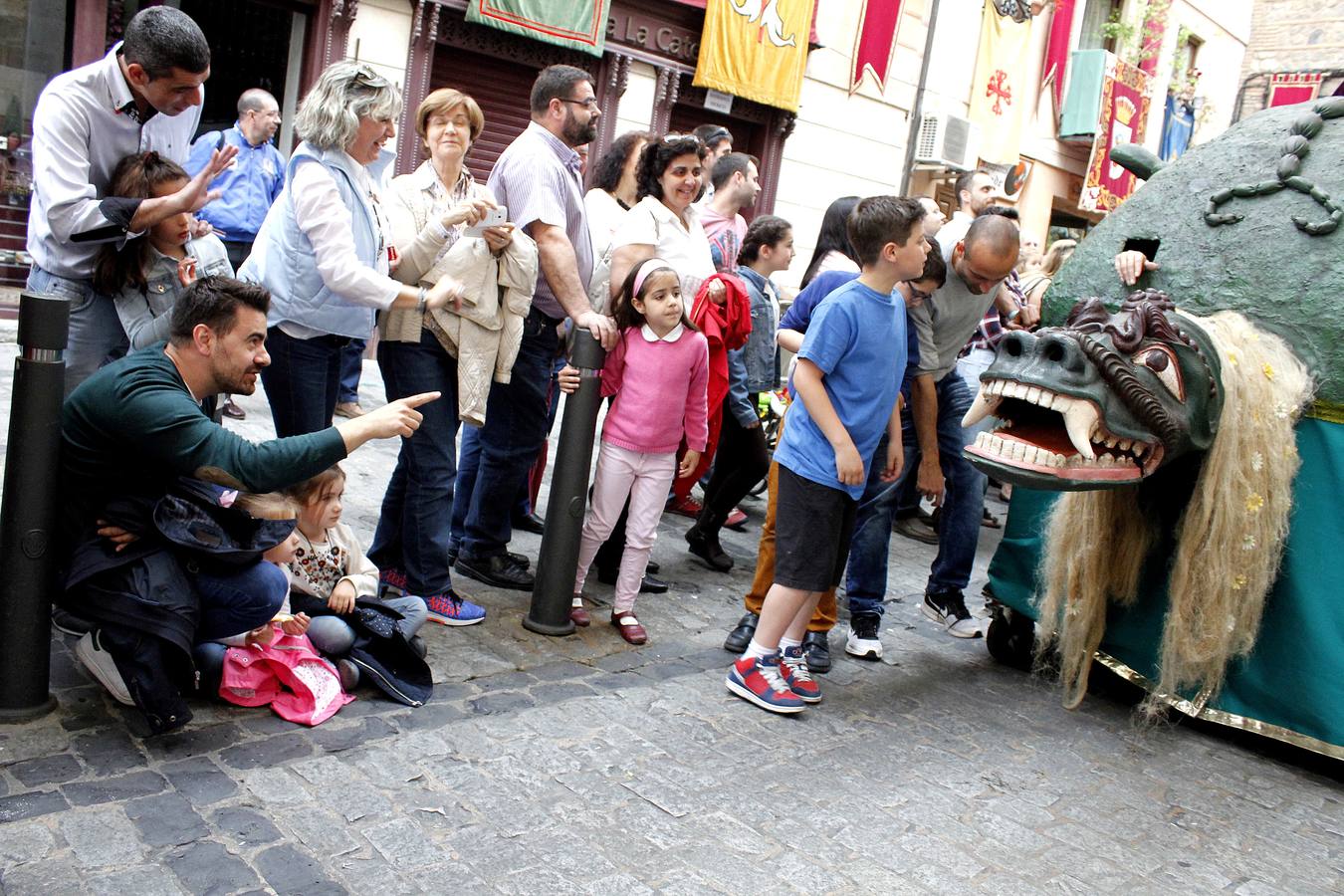 La tarasca y los gigantones anuncian el Corpus de Toledo