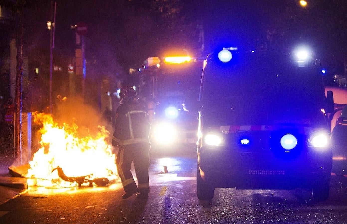 Tras la concentración convocada en la plaza de la Revoluciò en protesta por el desalojo, los agentes antidisturbios de la policía catalana han cargado en varias ocasiones a lo largo de la noche en distintos puntos del barrio contra grupos de manifestantes y han llegado a emplear un cañón de sonido como sistema para disuadir a los congregados. 