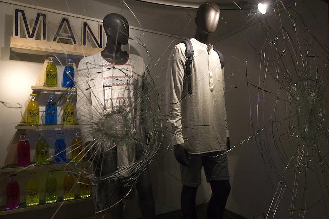 A esas horas, únicamente había dos furgones la puerta del edificio. No obstante, los manifestantes, que han llegado a ser varios centenares en distintos momentos de la noche, se han ido dispersando y la zona había recuperado la normalidad. 