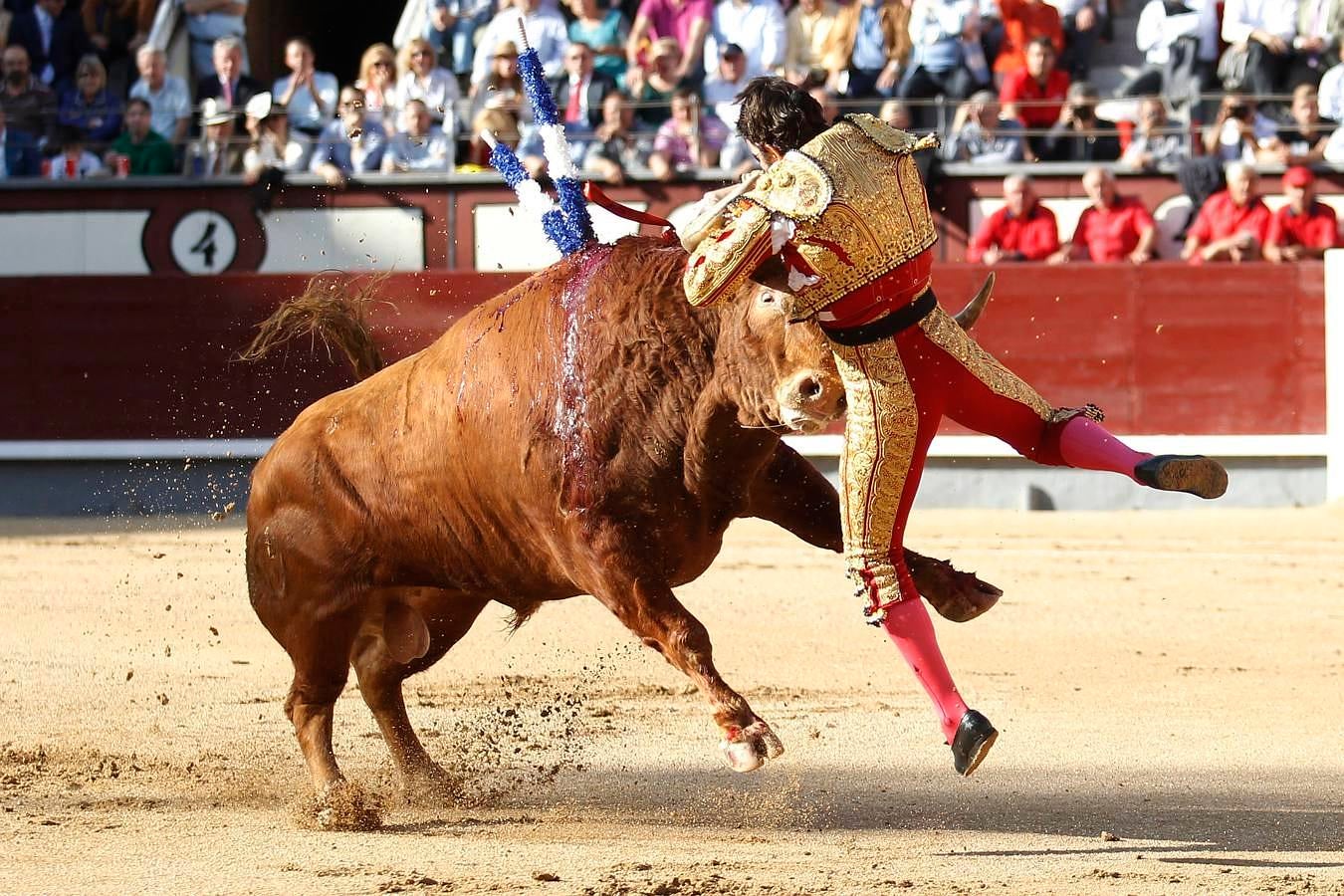 Secuencia de la espeluznante voltereta de Padilla en Las Ventas