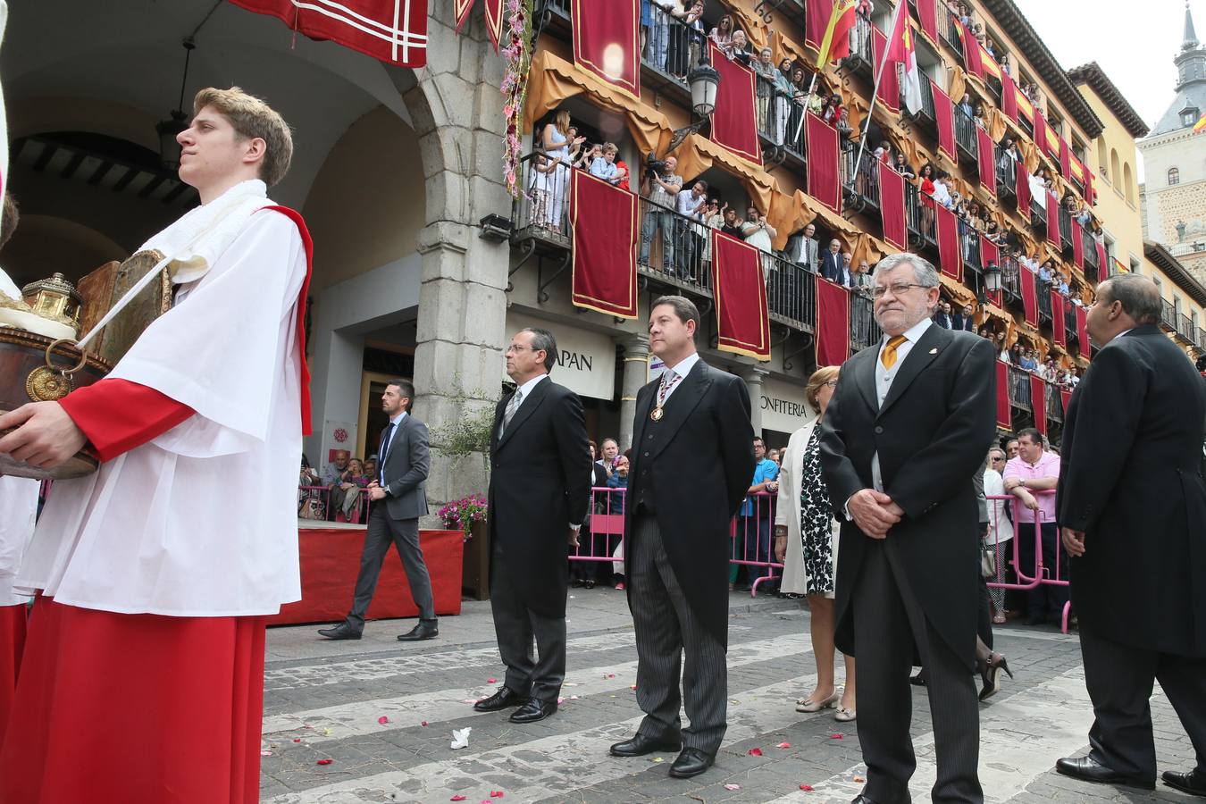 Emiliano García-Page, en su primera procesión como presidente de la Junta