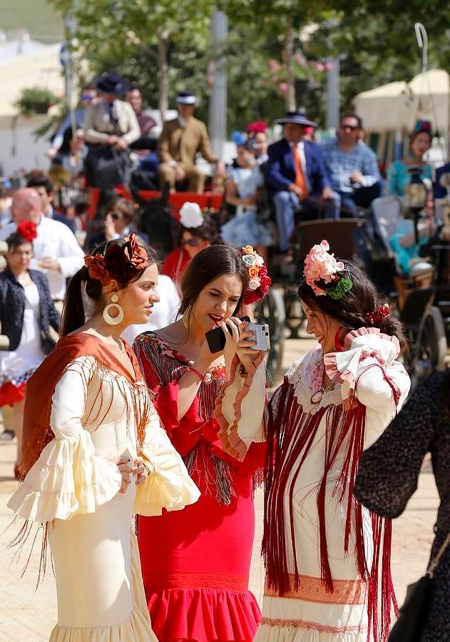 En imágenes, un jueves de Feria de sonrisas brillantes