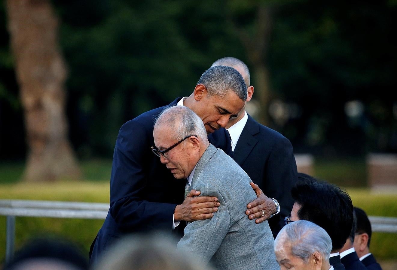 Obama abraza a un superviviente del bombardeo en Hiroshima durante el acto celebrado en la localidad nipona este viernes. 