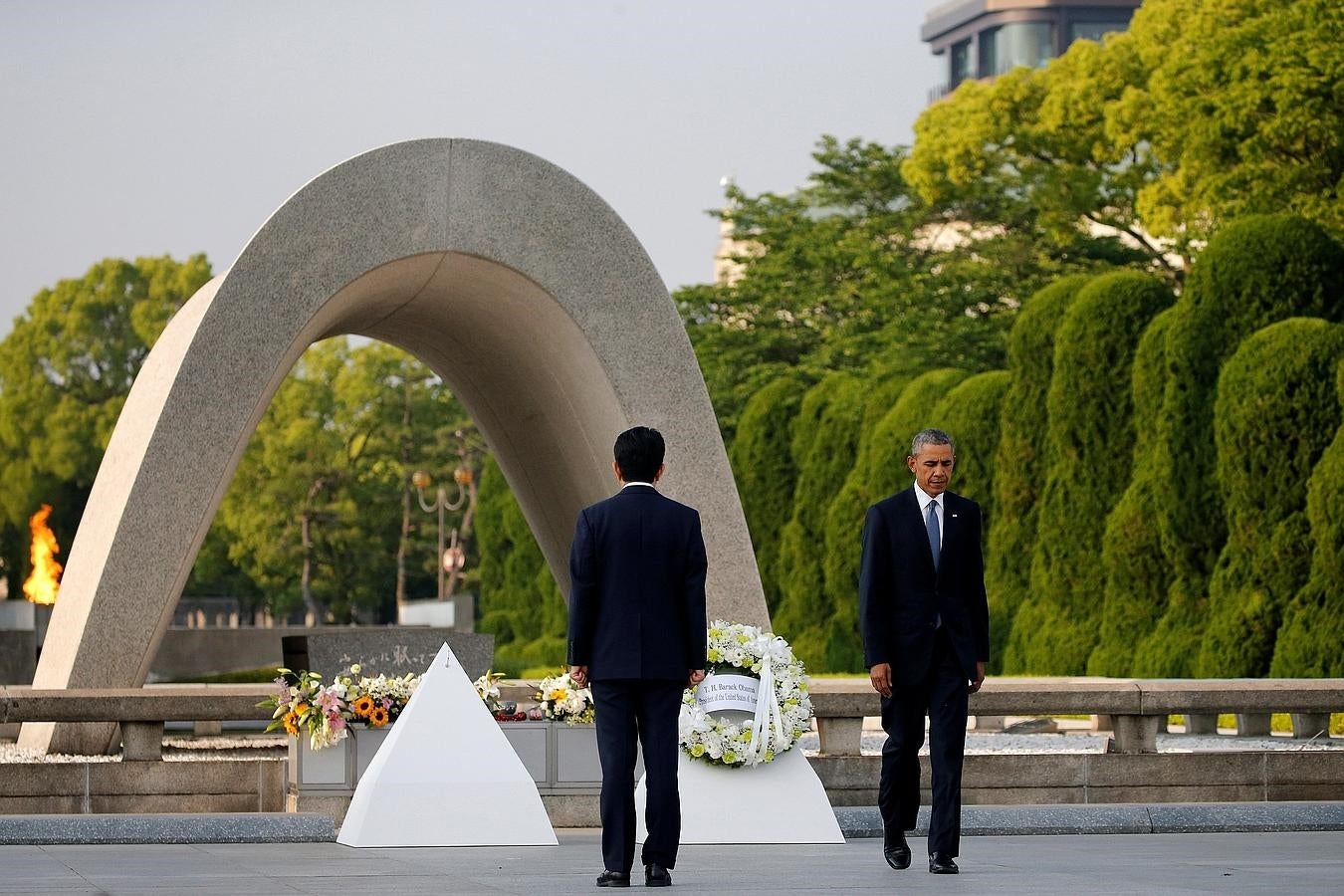 El presidente Obama junto al primer ministro nipón Shinzo Abe en el Monumento de la Paz de Hiroshima. 