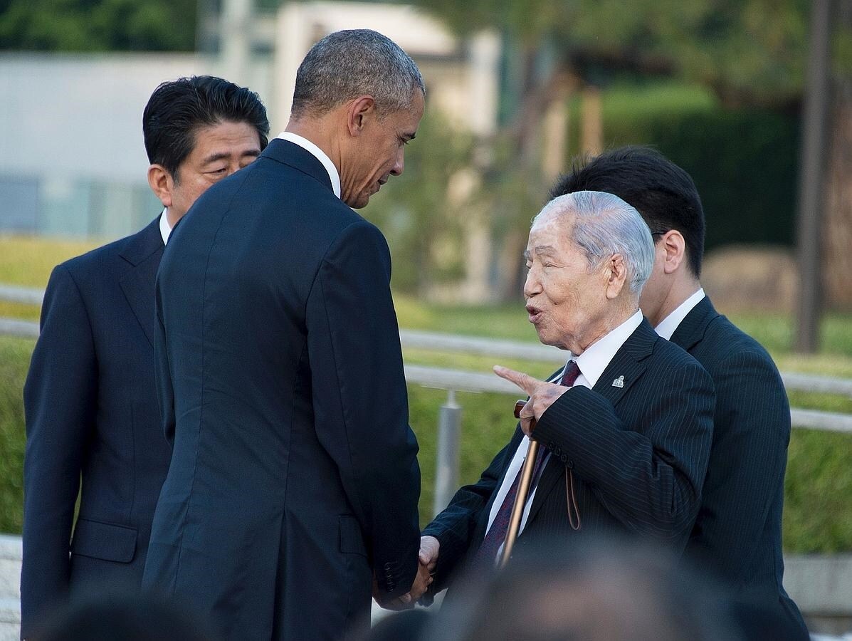 El presidente Barack Obama conversa con un superviviente del bombardeo nuclear de Hiroshima durante su visita a la localidad nipona