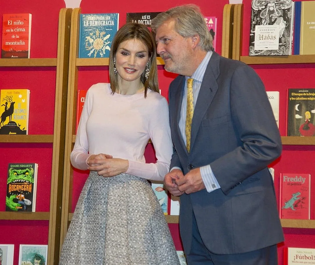 La Reina junto al ministro de Cultura en funciones, Íñigo Méndez de Vigo