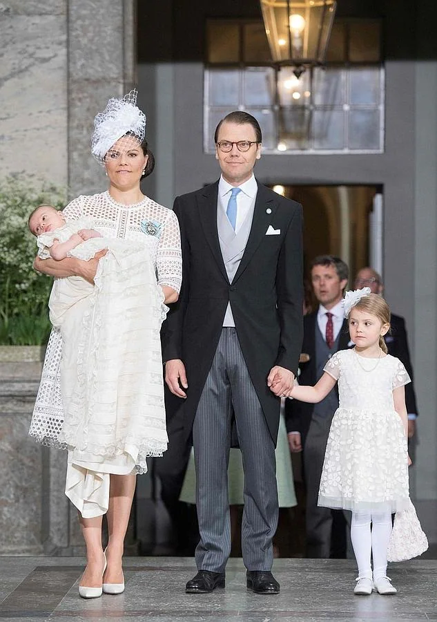 La Princesa Victoria, el Príncipe Daniel de Suecia y la Princesa Estelle en su llegada al bautizo del Príncipe Óscar