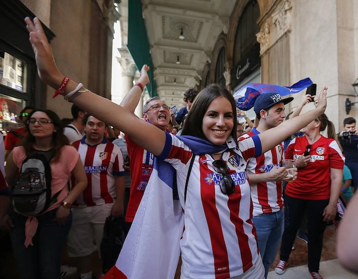 Una seguidora del Atlético de Madrid festeja el día antes de la final de la Champions. 