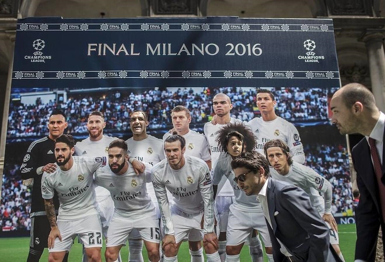 Aficionados se fotografían junto a un cartel publicitario de la final de la Liga de Campeones. 
