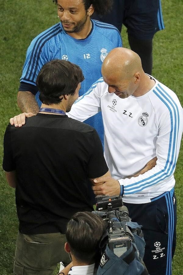 El entrenador francés del Real Madrid Zinedine Zidane saluda al exjugador Raúl González