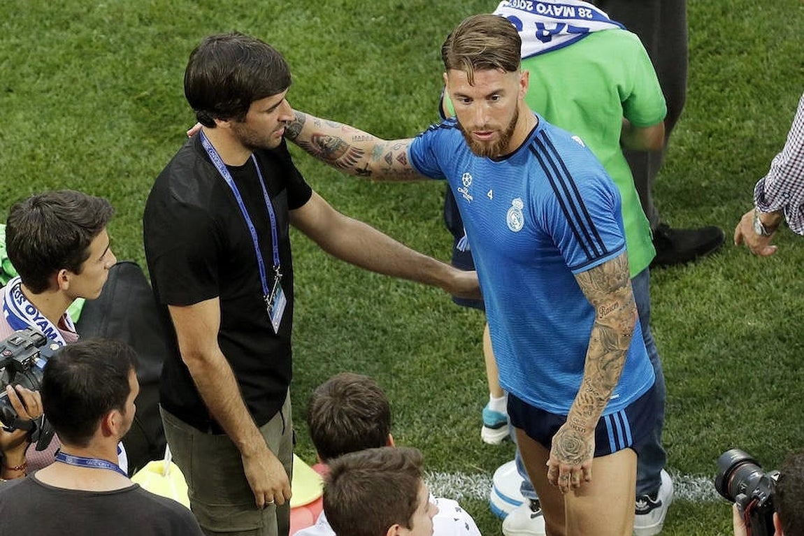 El defensa del Real Madrid Sergio Ramos saluda a su excompañero Raúl González. 
