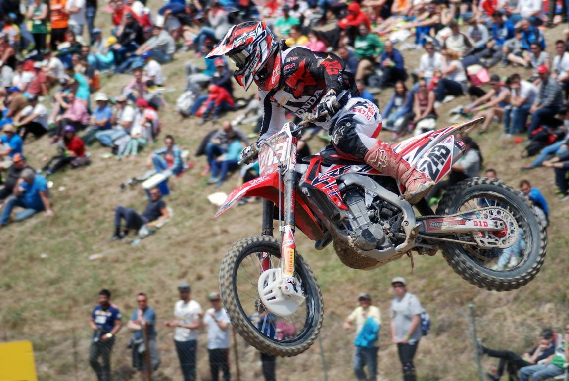 Espectacular salto del ganador de la prueba, el esloveno Tim Gajser. 