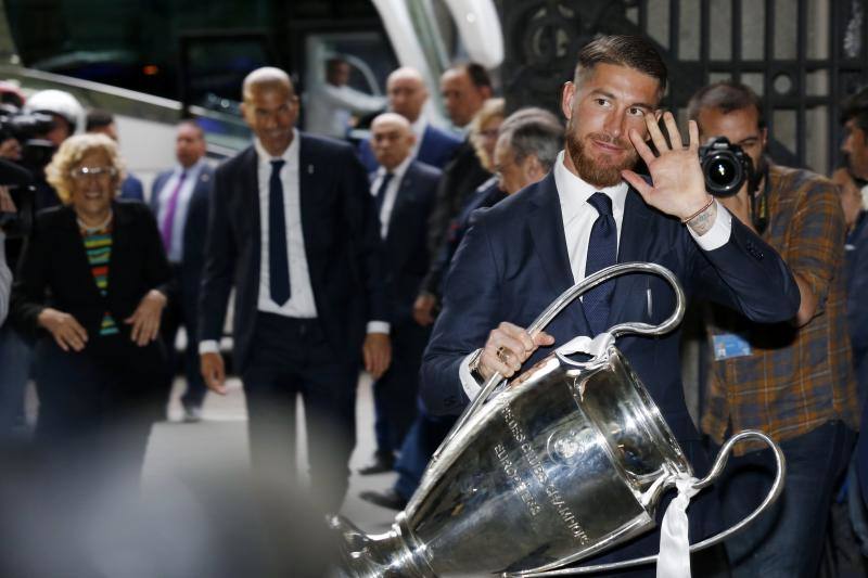 Sergio Ramos, el héroe de la undécima, no se separa de la «orejona». 