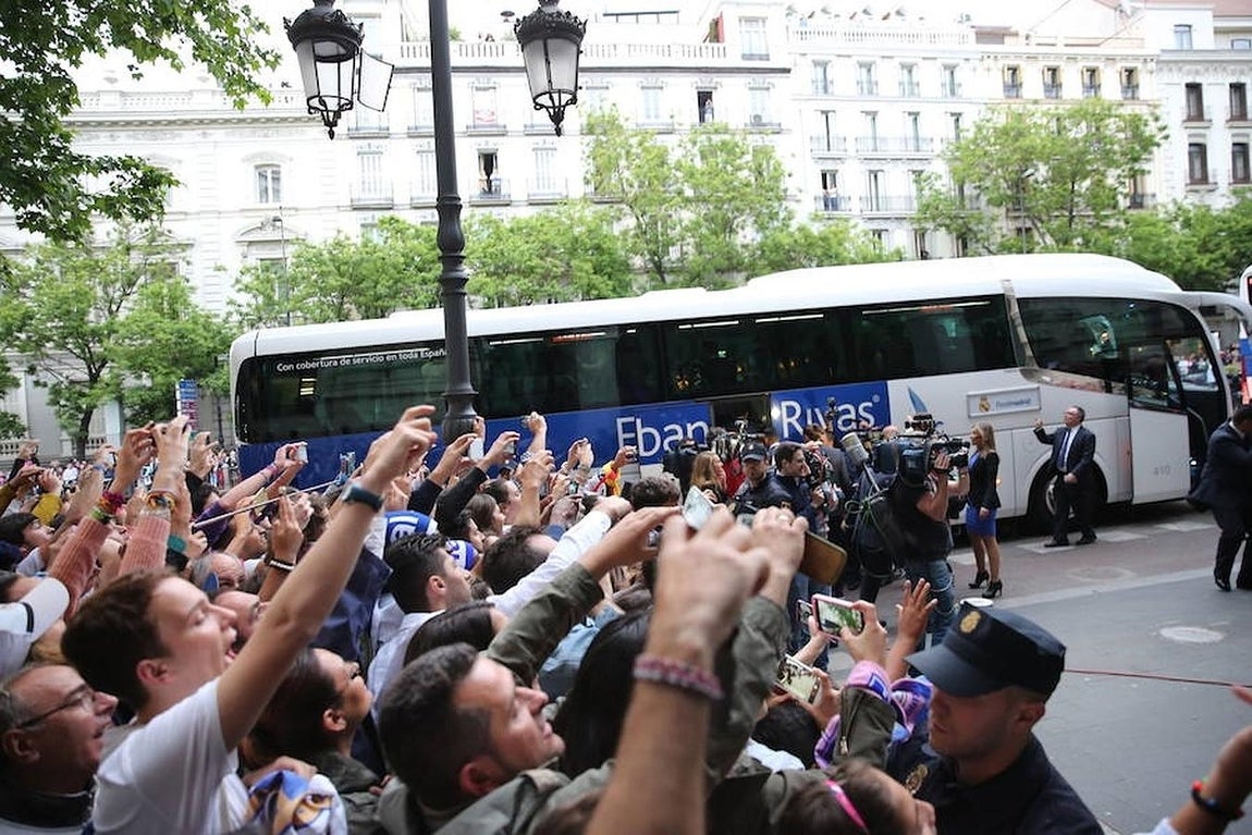 Los aficionados esperan a los jugadores ganadores de la Champions en Cibeles. 