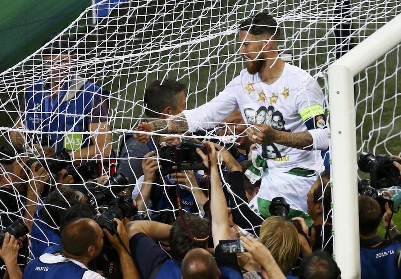 Ramos, cortando la red. Un bello recuerdo. 