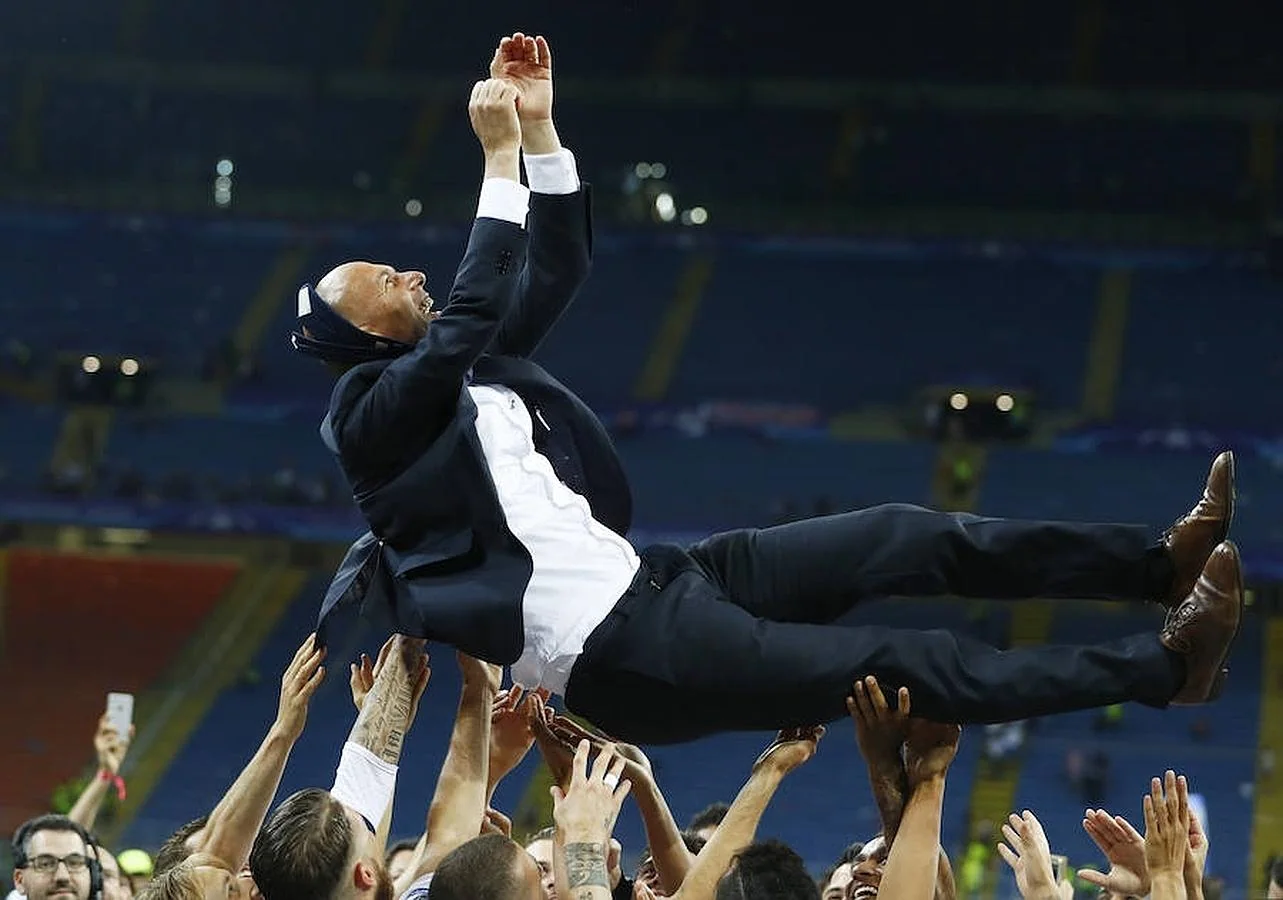 Zidane, manteado por sus compañeros