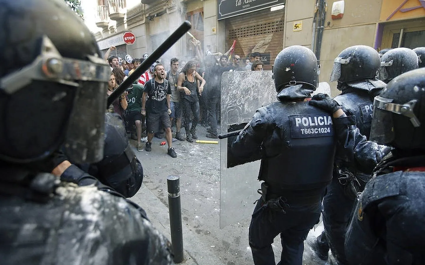 Se han registrando momentos de tensión porque los mossos han repelido agresiones como el lanzamiento de latas y piedras