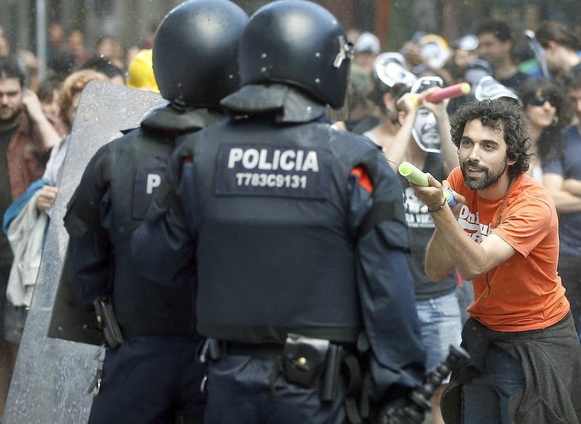 Antidisturbios de los Mossos d'Esquadra tras haberles lanzado los manifestantes harina y agua. 