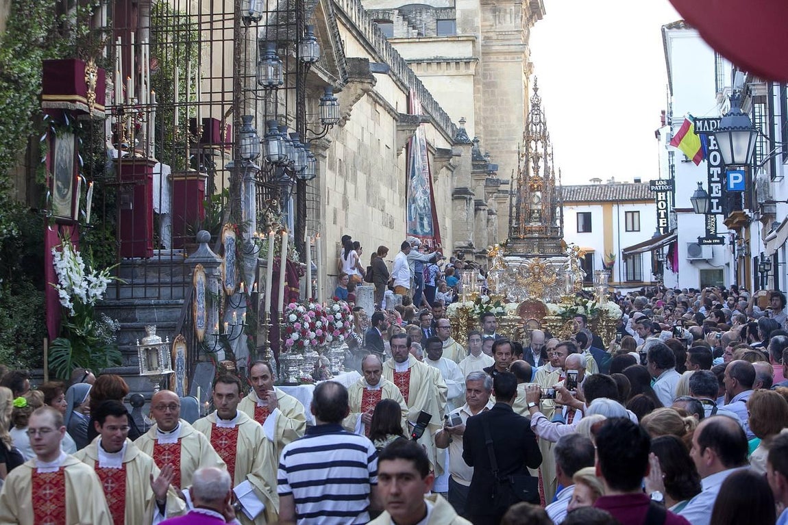 La procesión del Corpus Christi recorre las calles de Córdoba